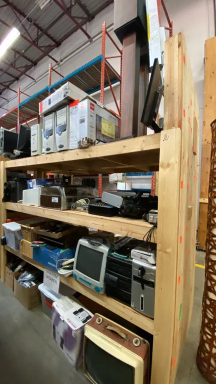 4 SHELVES OF COMPUTERS, STEREOS. SPEAKERS, AND ASSORTED ELECTRONICS