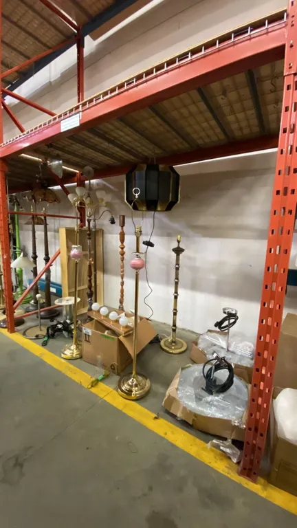 LARGE GROUP OF ASSORTED MODERN & VINTAGE LAMPS - FLOOR LAMPS AND HANGING CEILING LAMPS