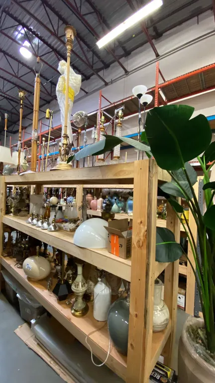 4 SHELVES FULL OF ASSORTED MODERN & VINTAGE LAMPS - FLOOR LAMPS, TABLE LAMPS, LANTERNS AND PARTS