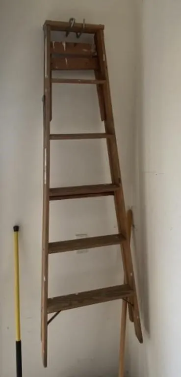 6' Wood Stepladder