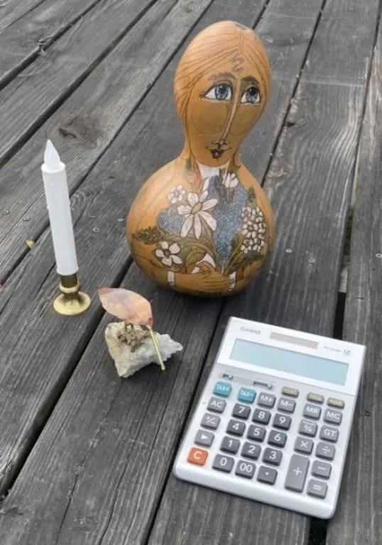 Large Calculator, Decorations