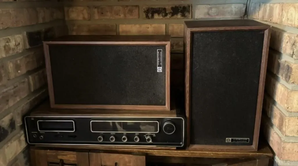 8 Track Stereo with Speakers