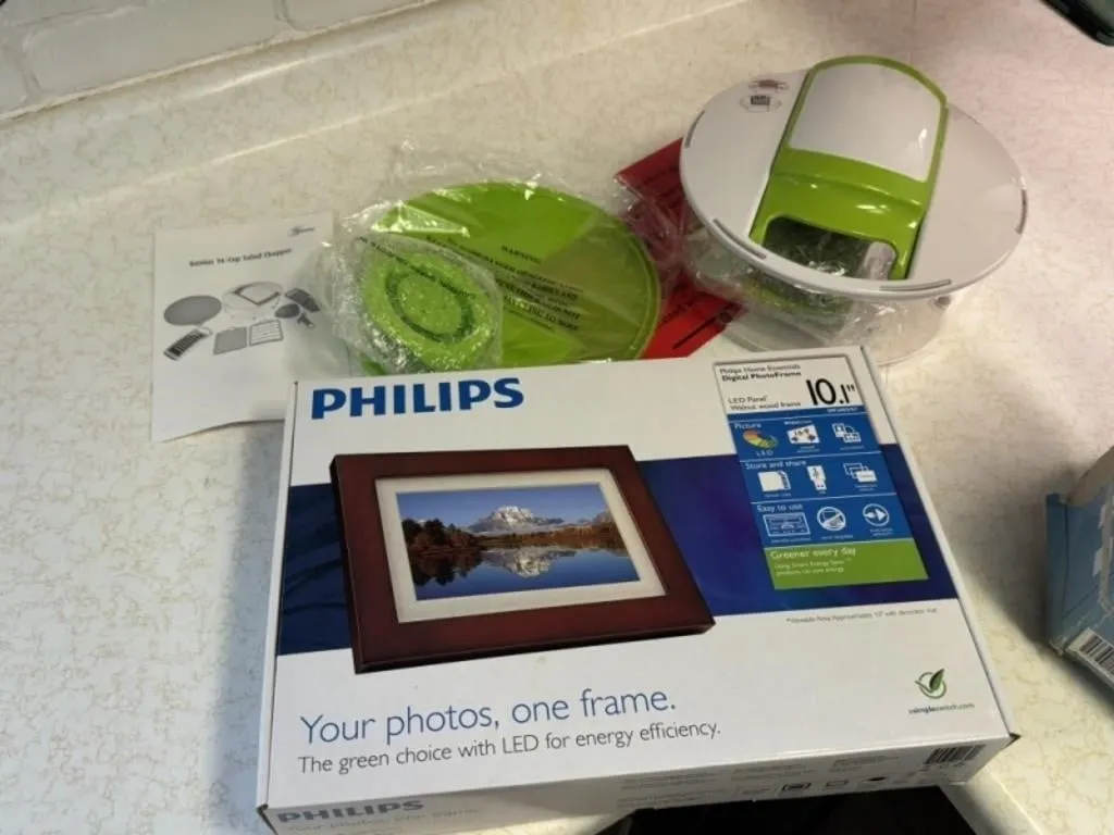 Digital Picture Frame & Salad Chopper