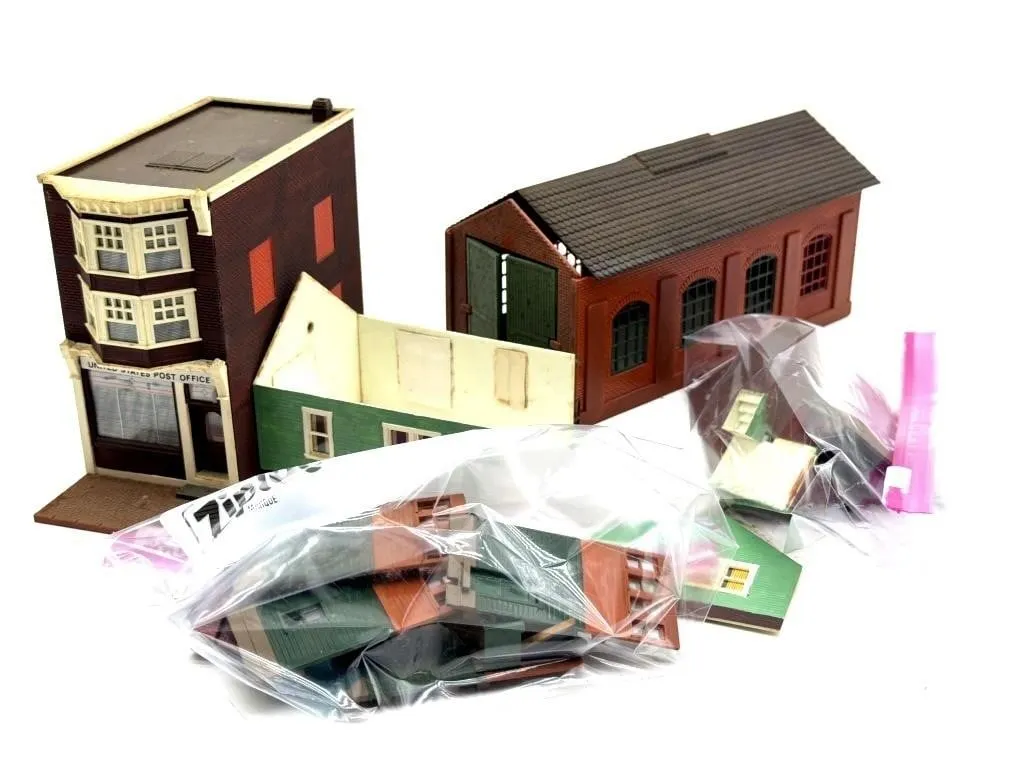 HO Scale Plastic Model Buildings and Pieces 5”