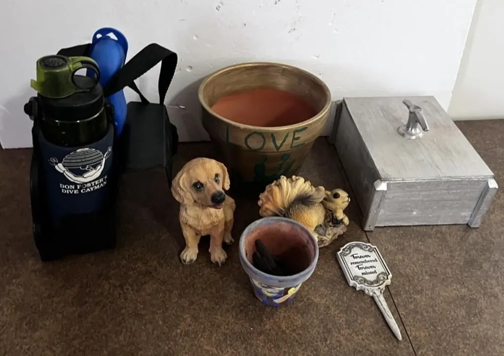 Figurines & Tchotchkes
