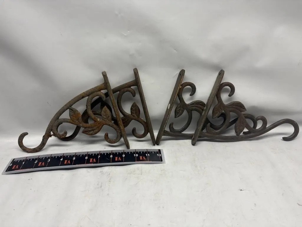 Cast Iron Decorative Shelf Brackets with Leaf