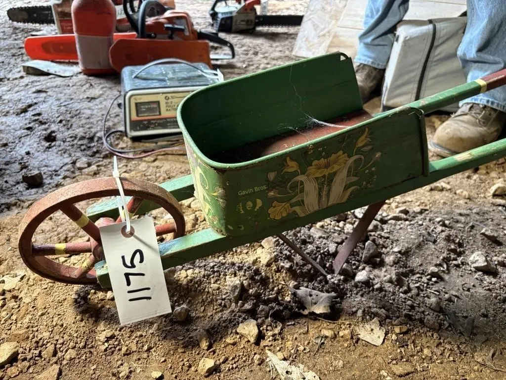 Metal Wheelbarrow D�cor