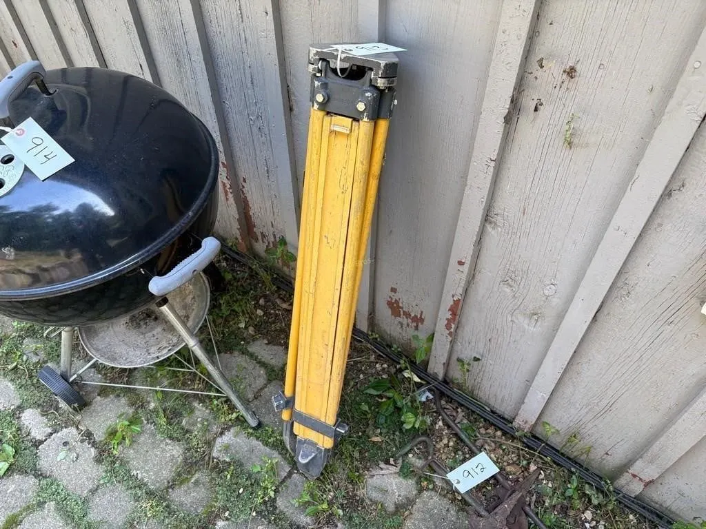 Tri pod stand