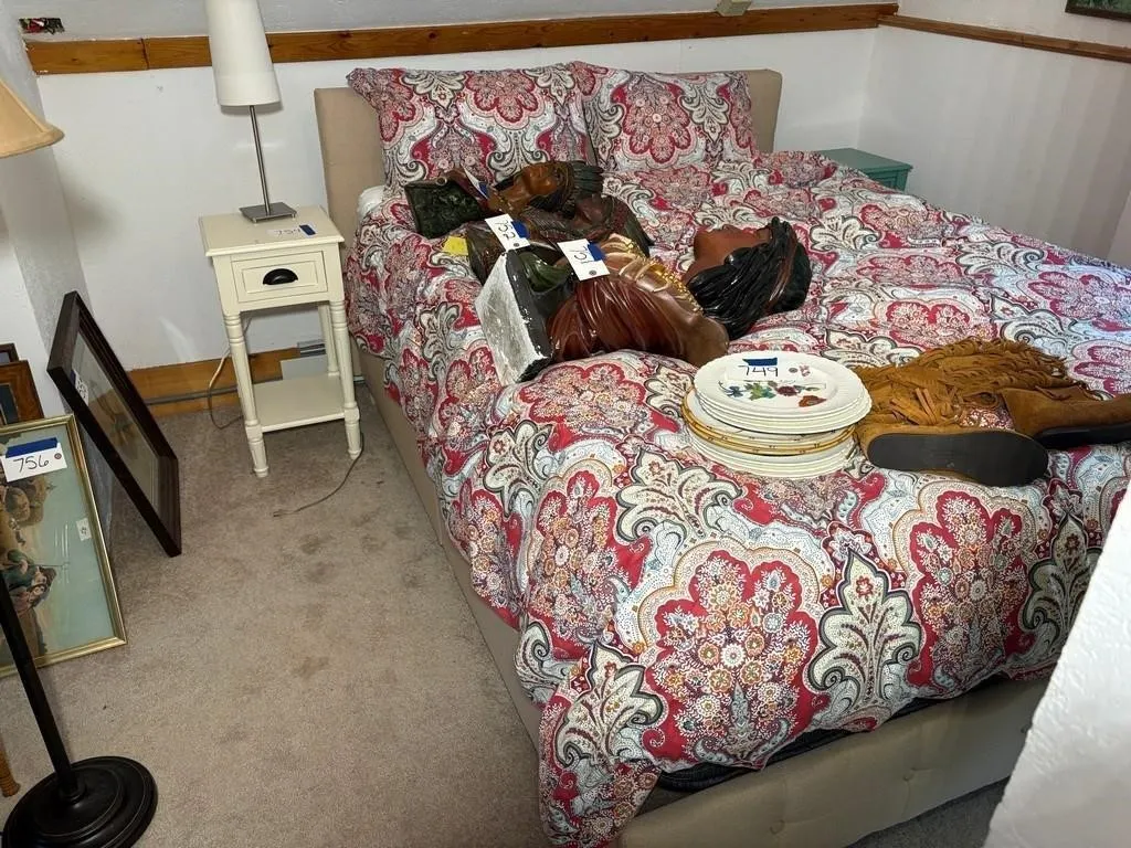 Bed & Nightstands/Lamp