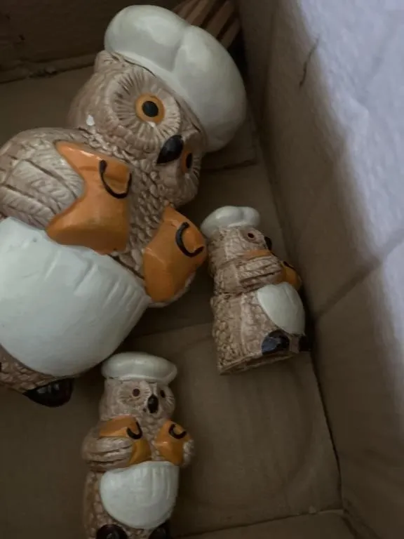 Owl set salt and pepper shakers, and utensil