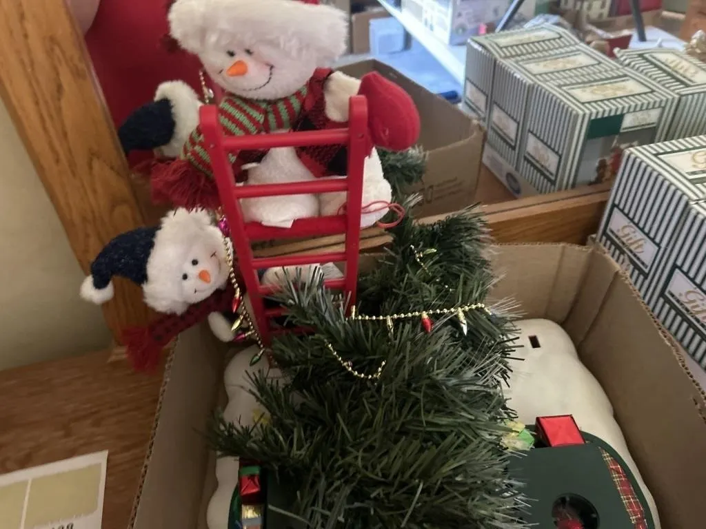 musical holiday decoration featuring snowmen