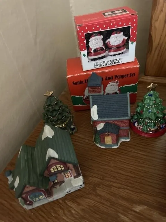 Santa Claus salt and pepper sets ceramic houses,