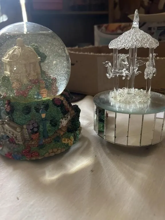 Snow globe and carousel music maker