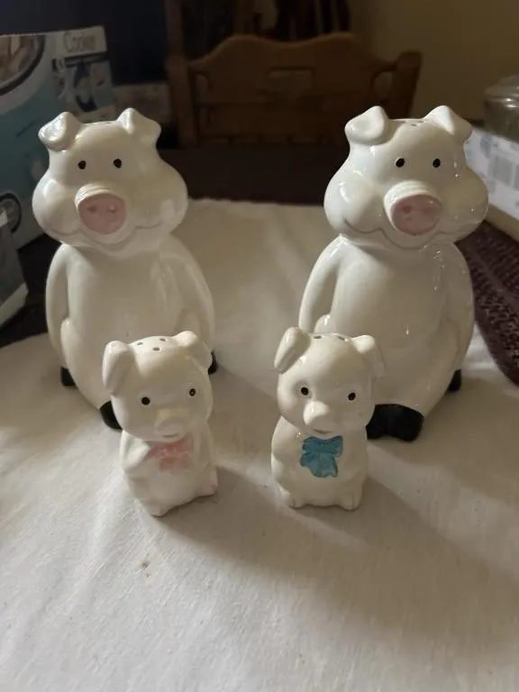 Pig salt and pepper shaker