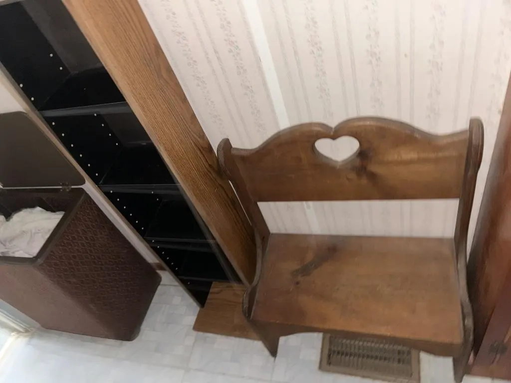 Siri holder and bench
