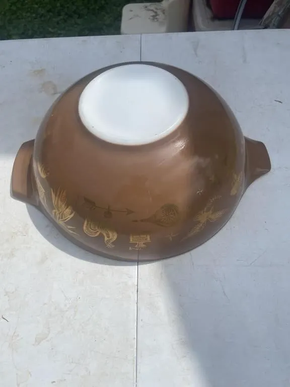 Americana brown and goldPyrex bowl 4 qt