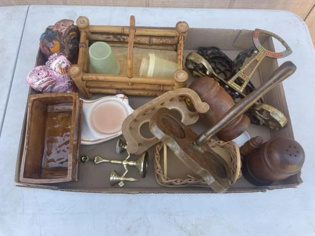Salt and pepper, shakers and accessories