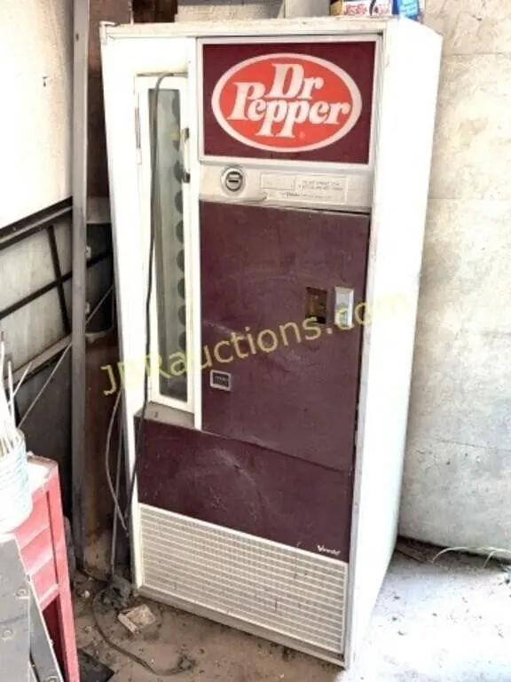 DR PEPPER VENDO MACHIENE W KEY NOT WORKING