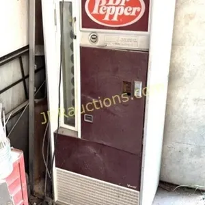 DR PEPPER VENDO MACHIENE W KEY NOT WORKING