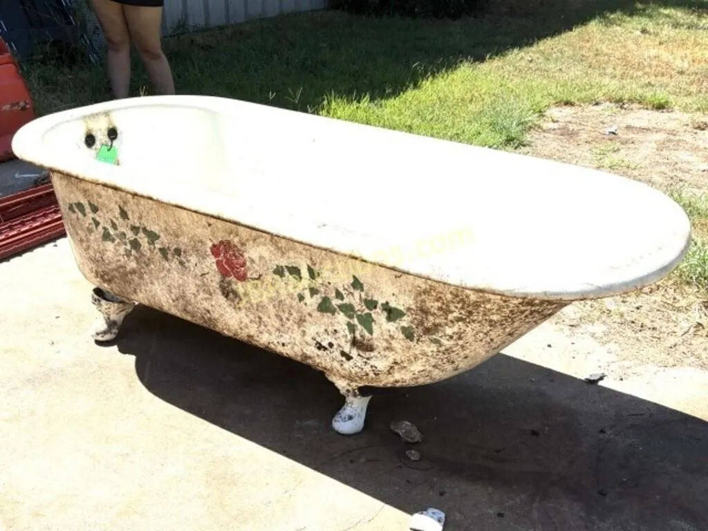 ANTIQUE CAST IORN CLAW FOOT PORCELAIN BATHTUB