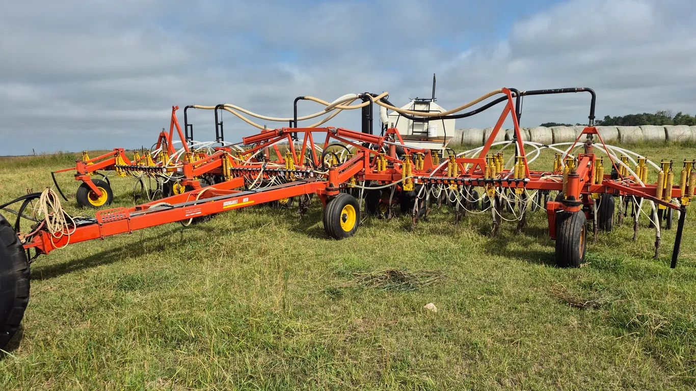 BOURGAULT 8810 AIR DRILL & BOURGAULT 319 AIR TANK