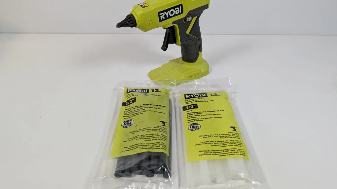 Ryobi ONE+ PCL921 18V Cordless Glue Gun with Glue Sticks