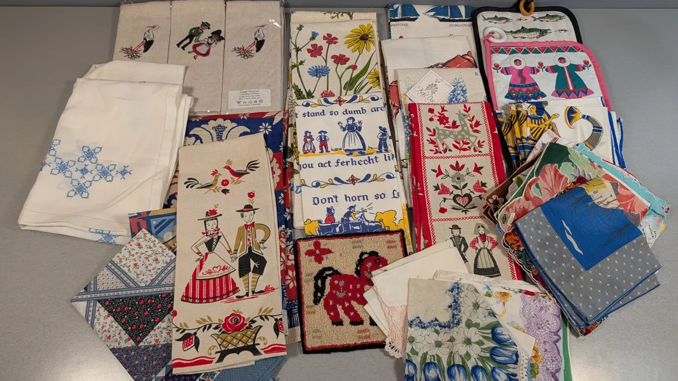 Assorted Vintage & Modern Kitchen and Home Textiles Lot