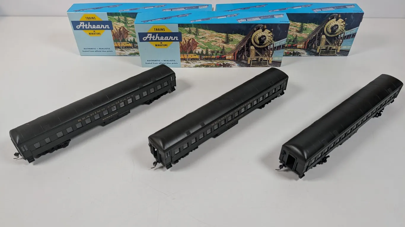 Athearn HO Scale Reading Company Passenger Coaches, 3-Car Set
