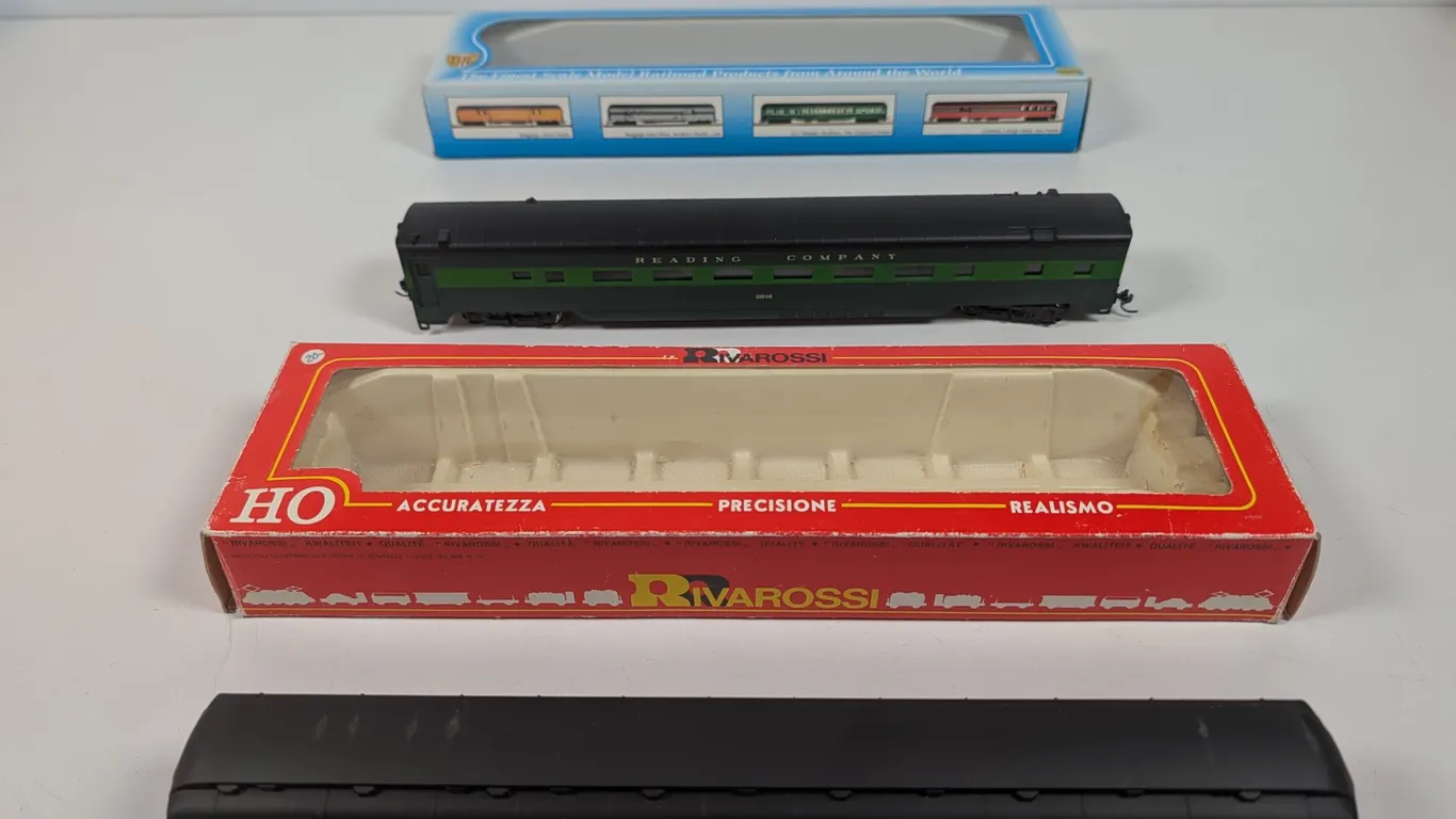 Lot of Two HO Scale Reading Company & Pennsylvania Railroad Passenger Cars