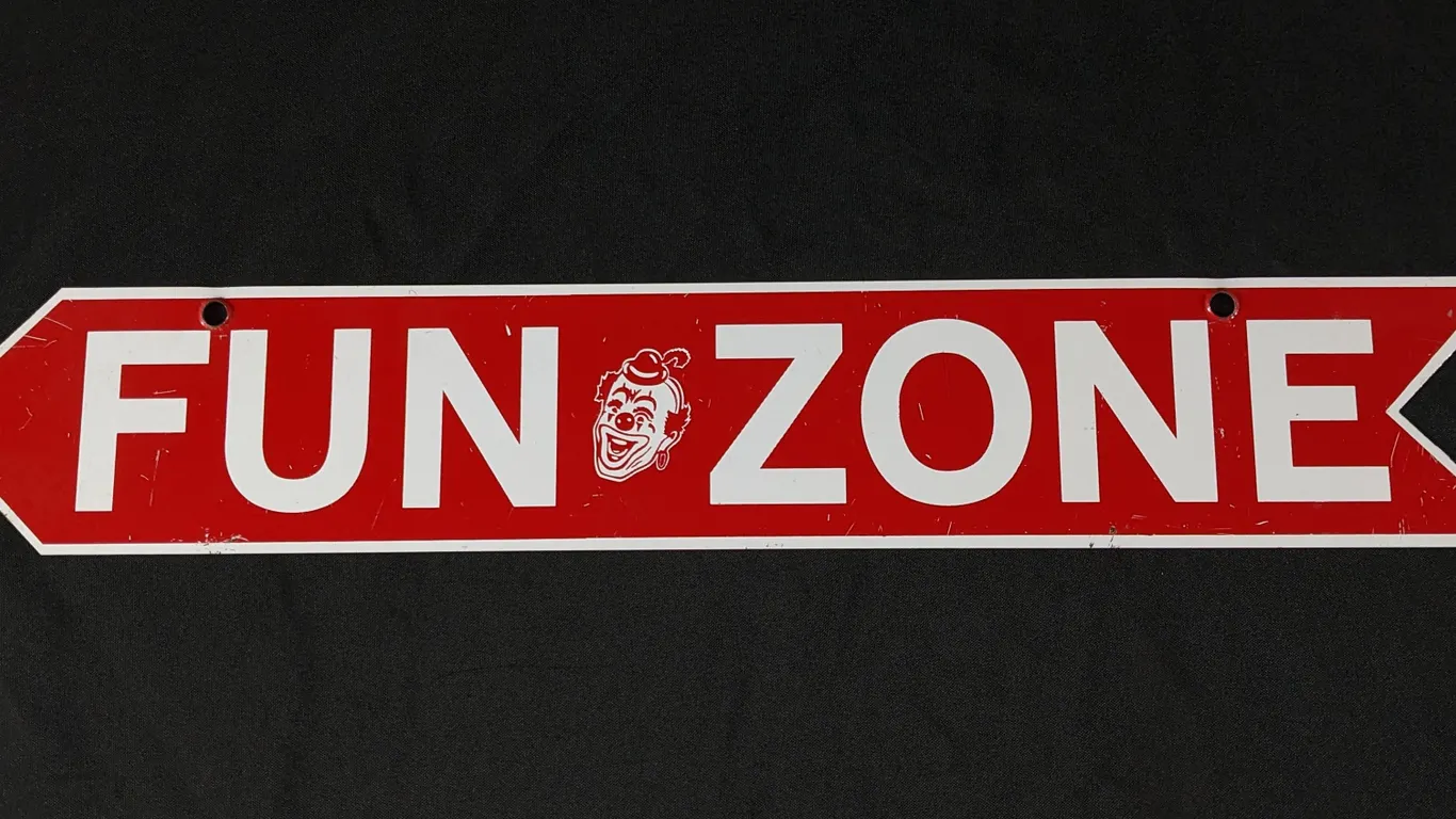 VINTAGE CIRCUS CARNIVAL AMUSEMENT PARK TIN CLOWN ARROW SIGN FUN ZONE (2 SIDED)