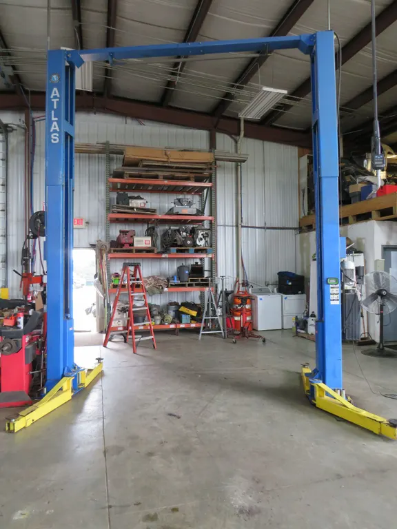 Car/Truck Two Post Lift