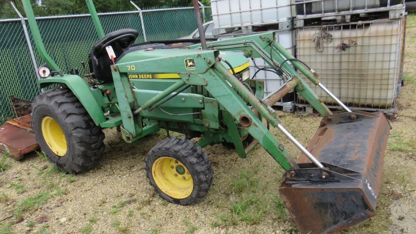 JD 770 Utility Tractor & Loader