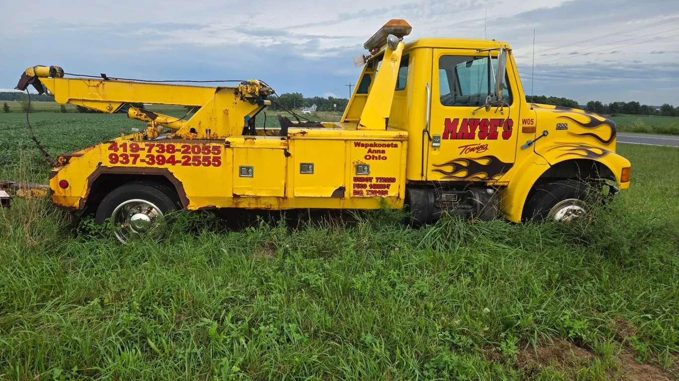 1998 International 4700 Wrecker Truck