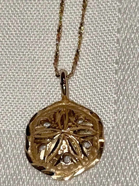 14 K gold sand dollar necklace -2.33 grams