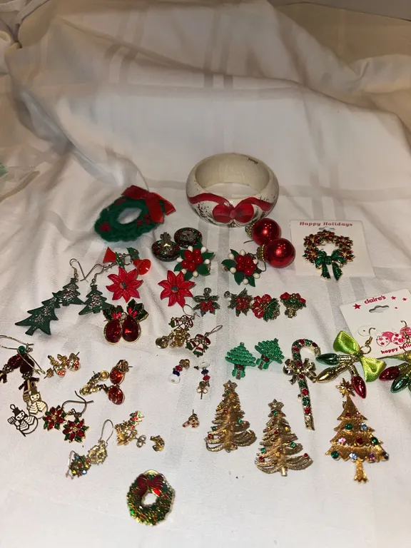Costume jewelry earrings – Holiday