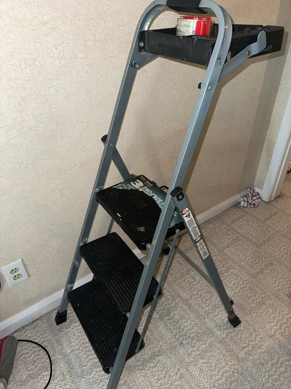 Folding step ladder