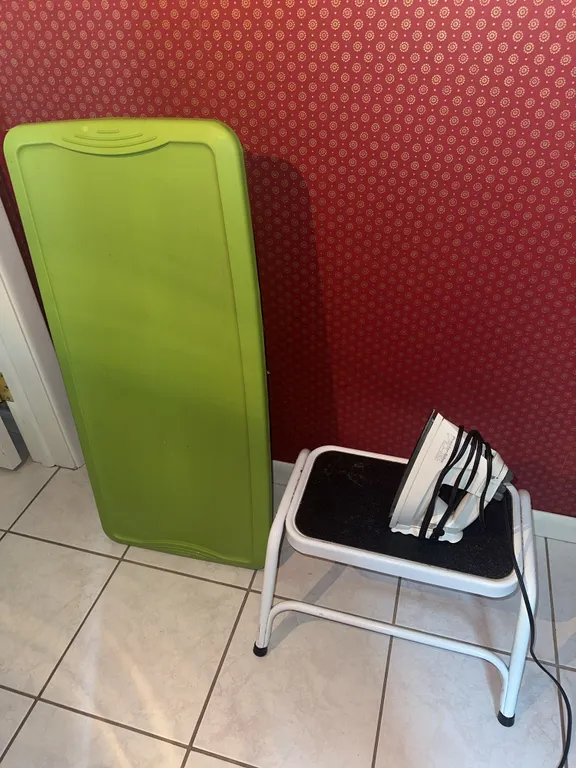 Stepstool, iron and tote
