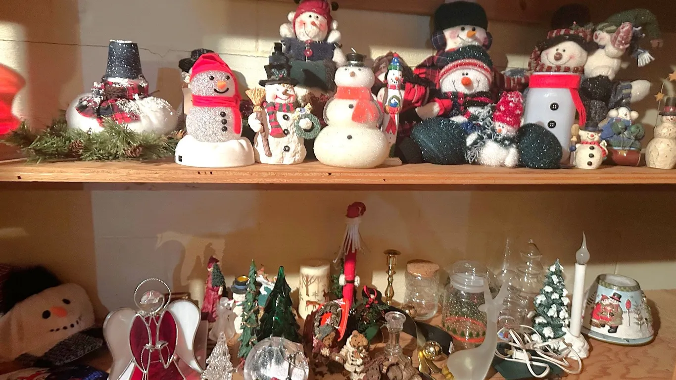 Holiday decor and snowmen