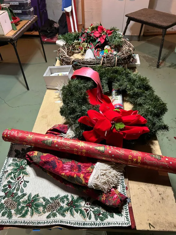 Holiday Décor Lot: Wreaths, Gift Wrap ,etc.