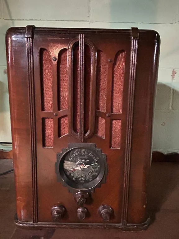 Zenith Long Distance Wood Cabinet Tube Radio