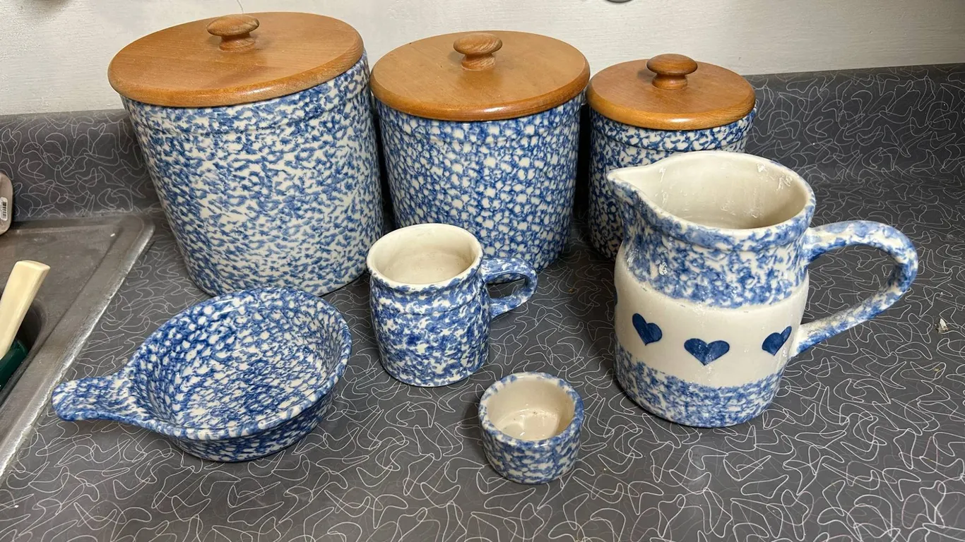 The Workshops of Gerald E. Henn Blue Spongeware Pottery