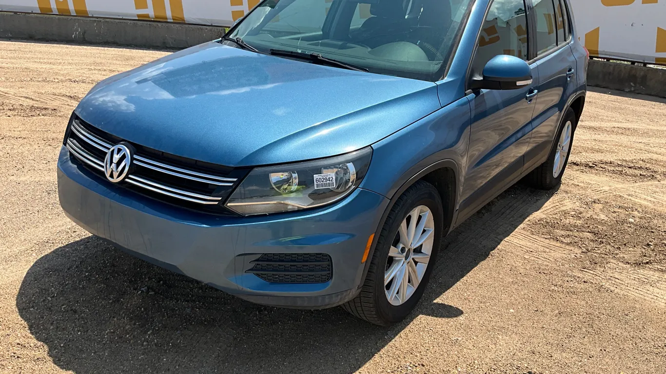 2017 VOLKSWAGEN TIGUAN VIN: WVGAV7AX8HK050103