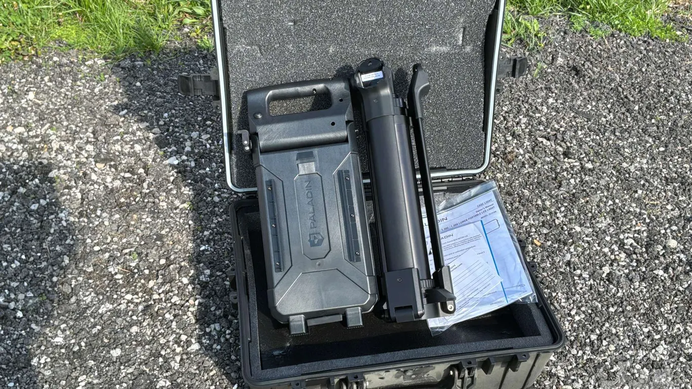 UNUSED PALADIN CLH10K-BM 10,000 LM TRIPOD STAND LIGHT