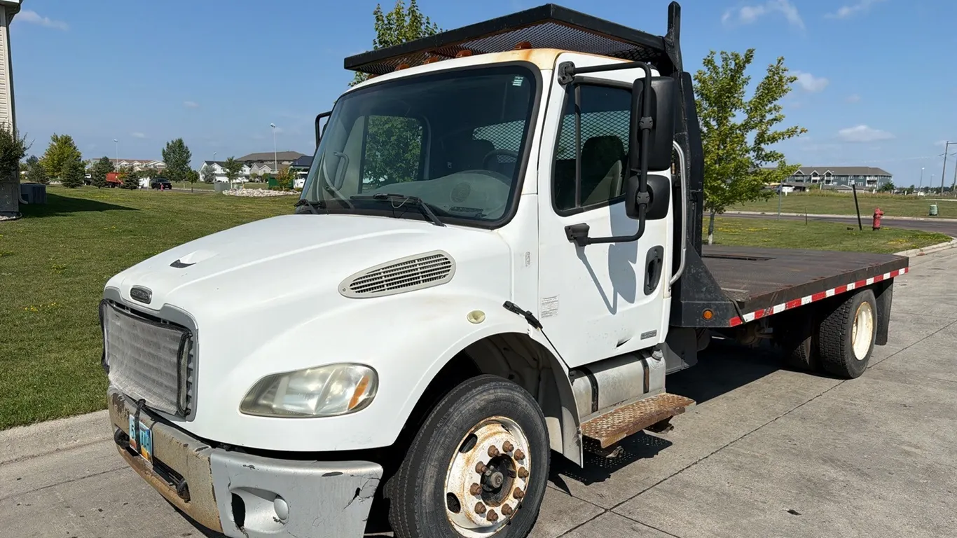2006 Freightliner M2 single axle flatbed