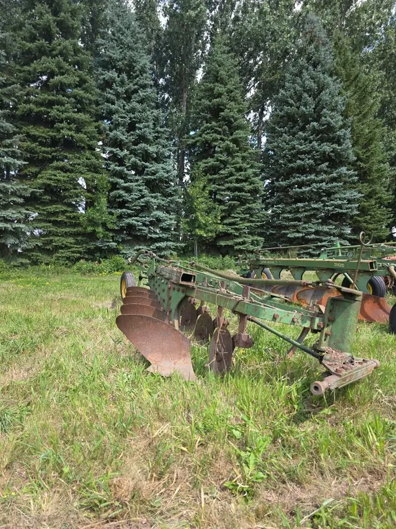 5 Bottom JOHN DEERE 2pt trailing plow