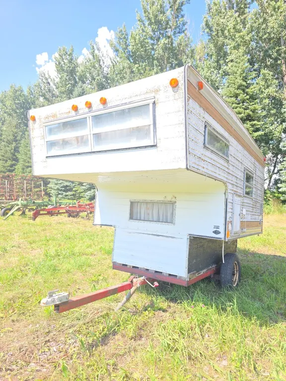 Pickup camper on 2 wheeled trailer