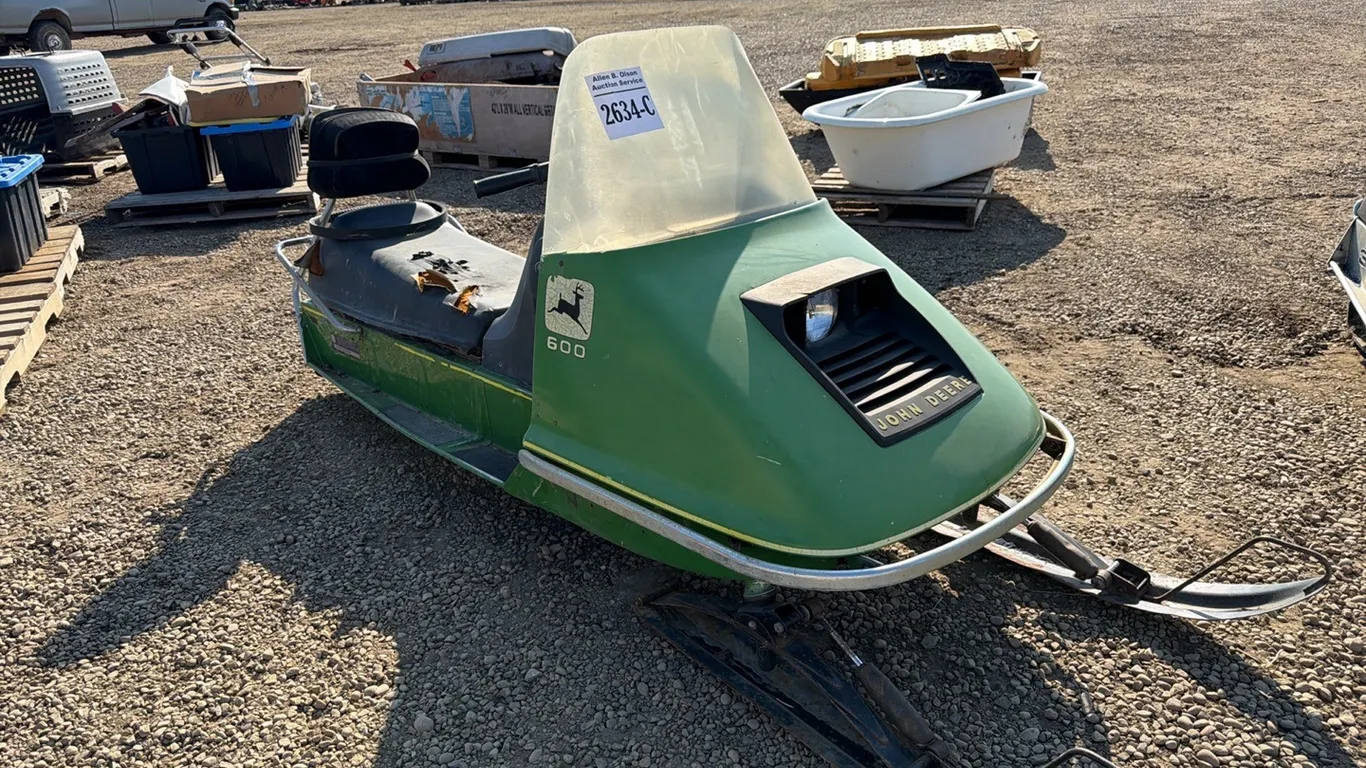1972 JD 600 SNOW MOBILE