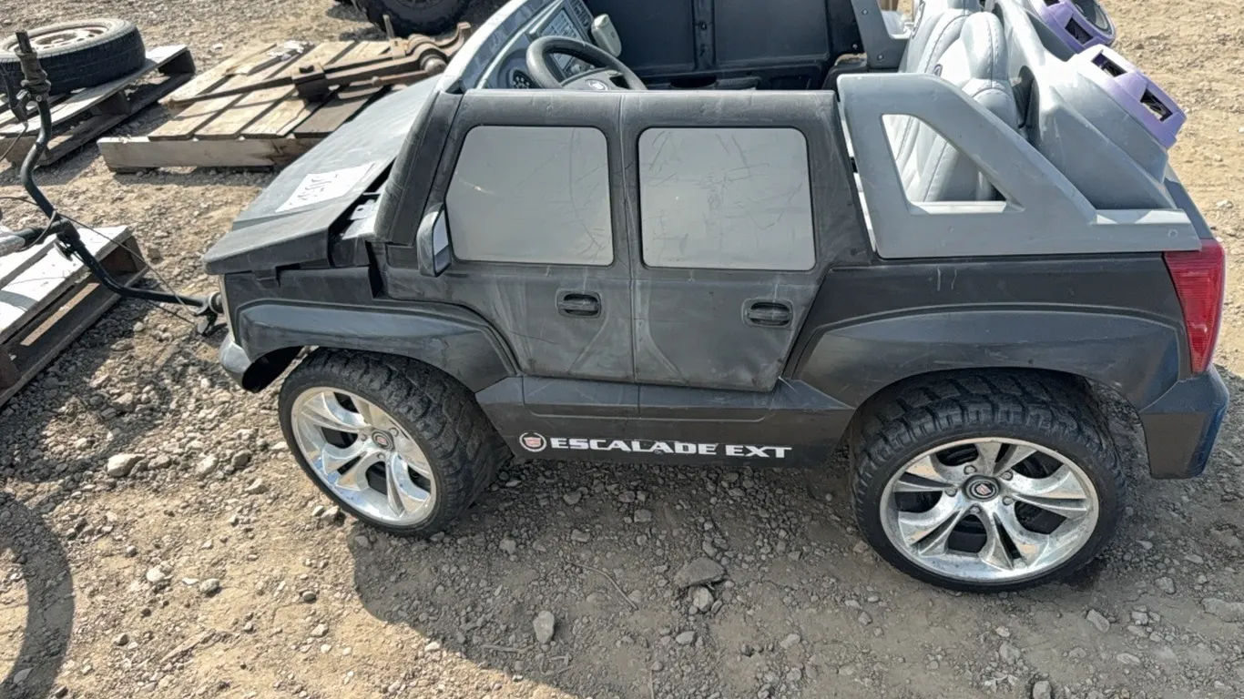 CHILDS MOTORIZED BATTERY POWERED ESCALADE