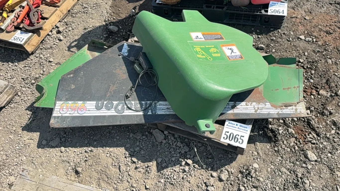 JD & MACDON 960 SHROUD