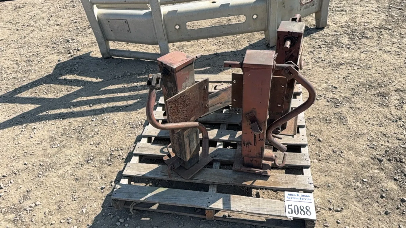 4 - IMPLEMENT JACKS